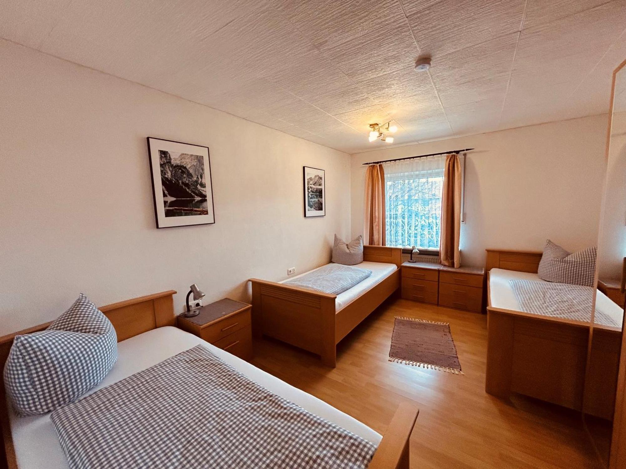 Pension Zum Krug, Messe Muenchen Hergolding Rum bild