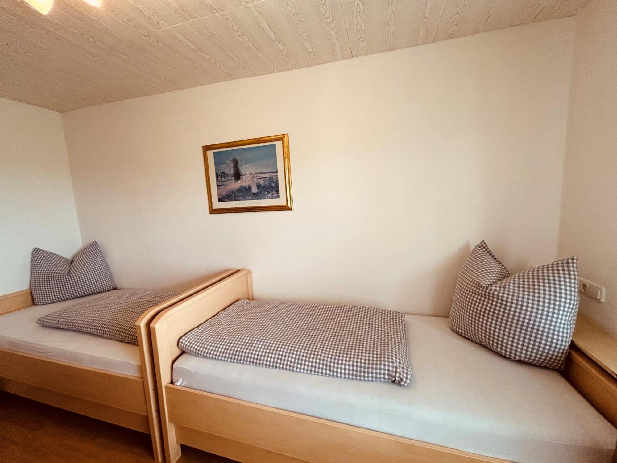 Pension Zum Krug, Messe Muenchen Hergolding Rum bild