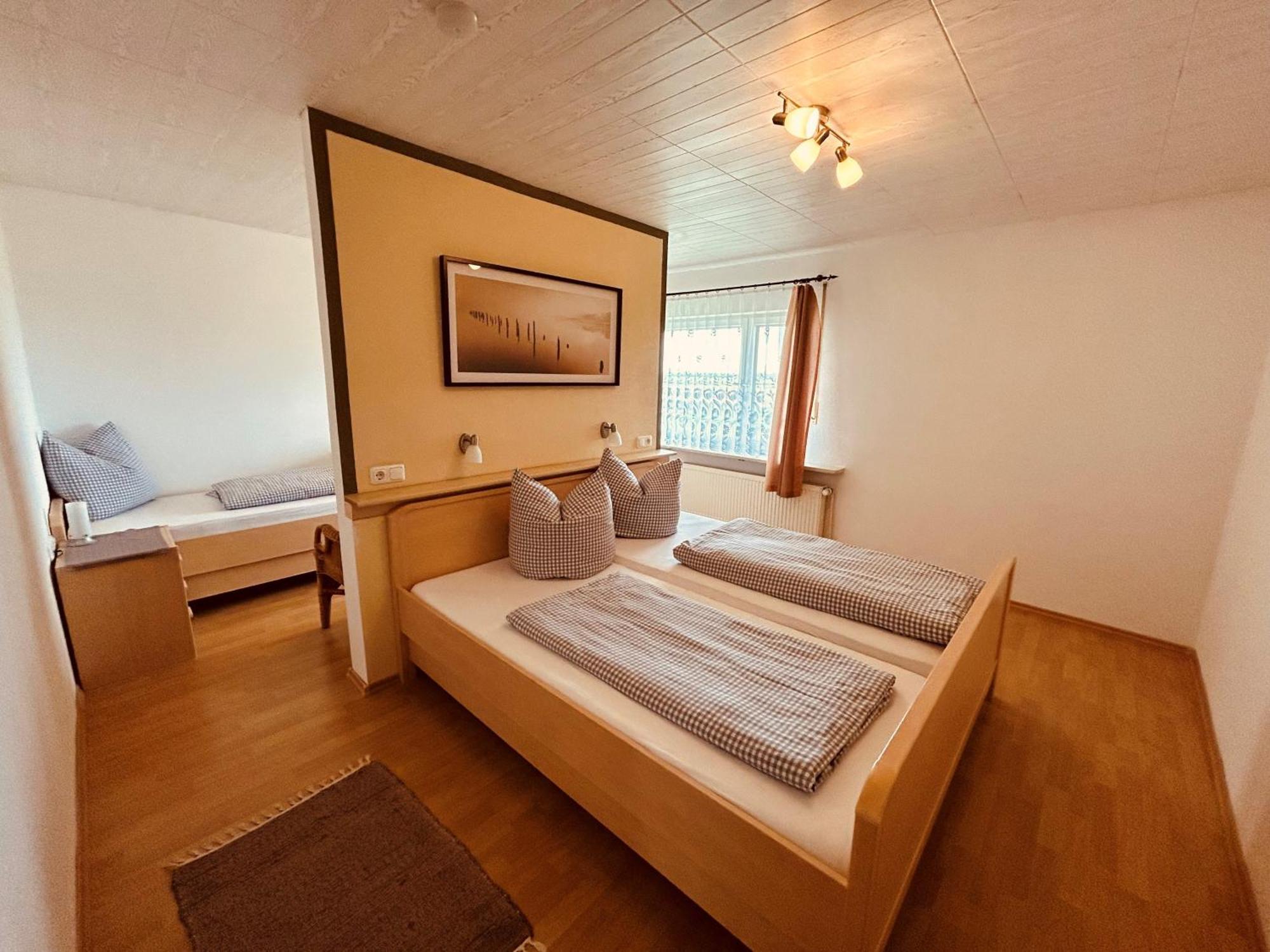 Pension Zum Krug, Messe Muenchen Hergolding Rum bild